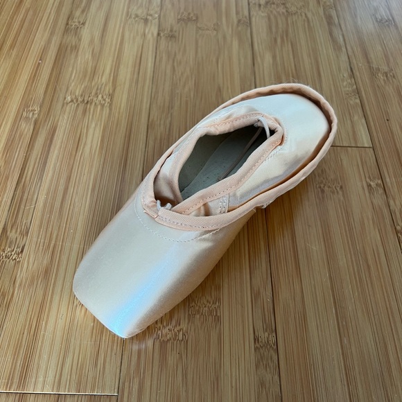Freed Pointe Shoes (V Maker) - Picture 6 of 7